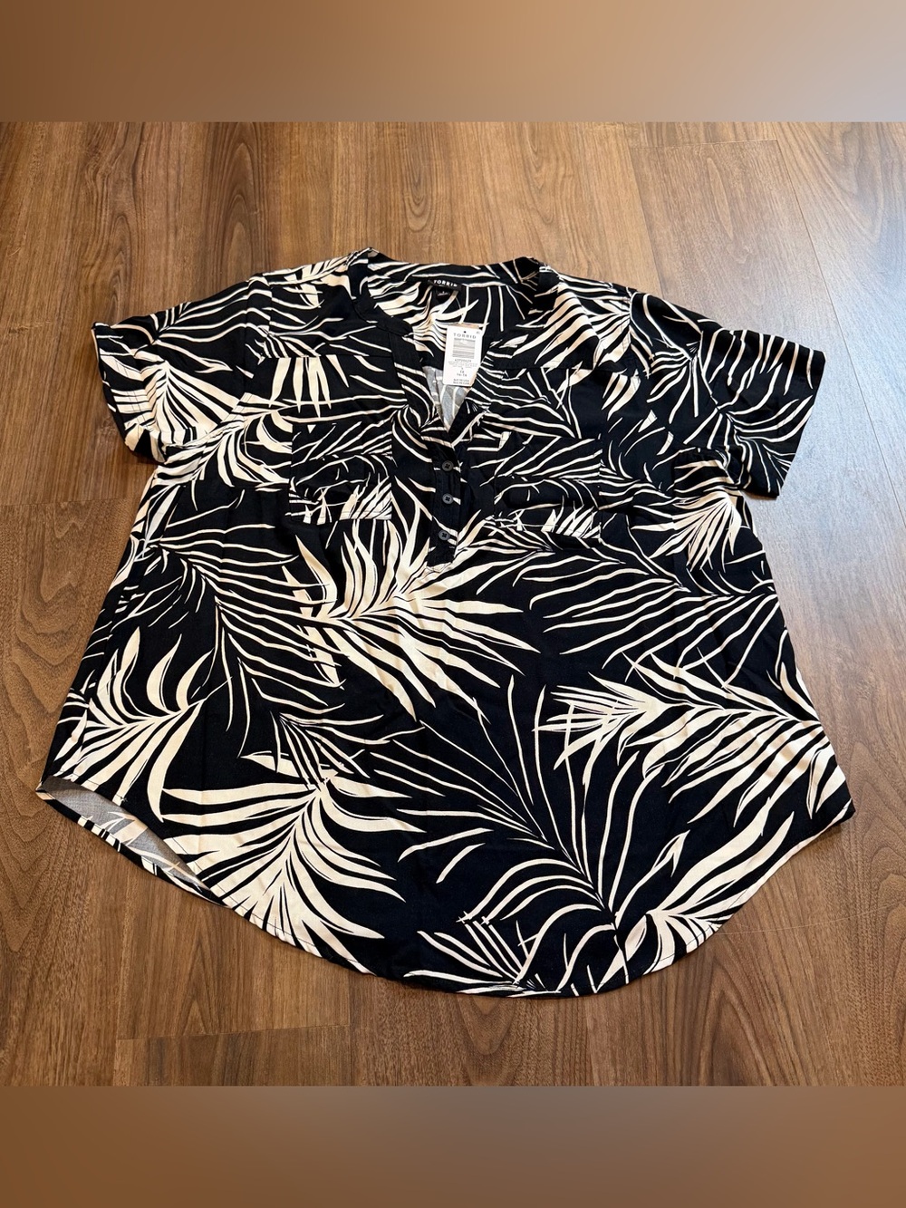 Torrid Black & White Palm-Print Short Sleeve Harper top Sz 1